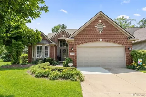 5880 Windstar Cir, Waterford, MI 48327