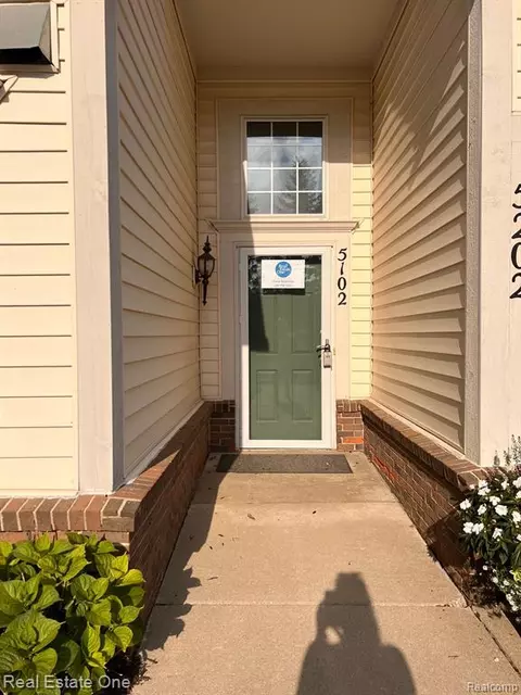 5102 Widgeon Ln #25, Walled Lake, MI 48390
