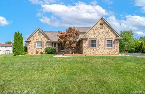 2070 W View Ct, Lake Orion, MI 48360
