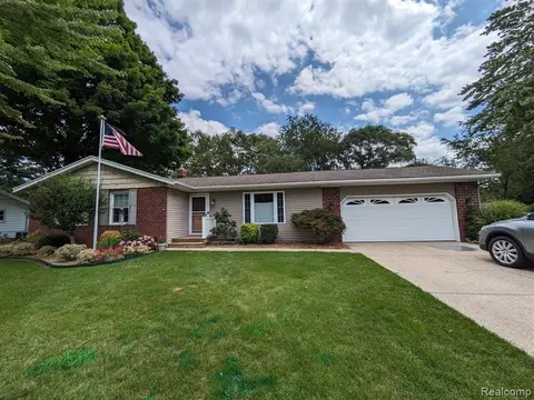 8920 Victor Ave, Jenison, MI 49428