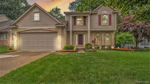 47306 Scarlet Dr N, Novi, MI 48374