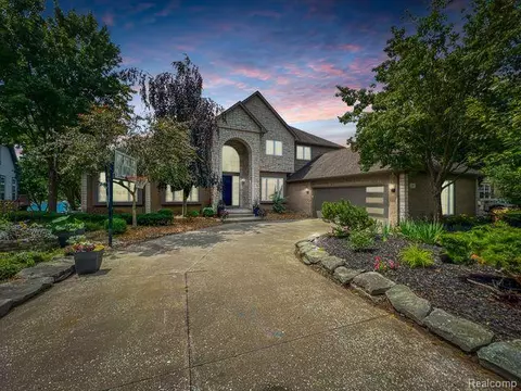 550 Bay Pointe Dr, Oxford, MI 48371