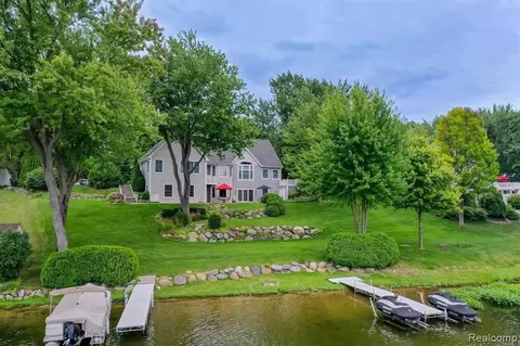 16030 Haviland Beach Dr, Linden, MI 48451