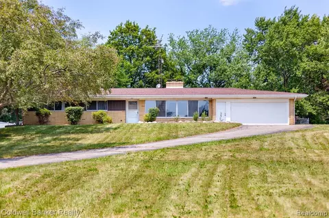 2481 Valleylane Dr, Grand Blanc, MI 48439