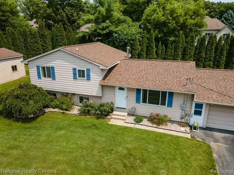 4405 Alan Ln, Lake Orion, MI 48359