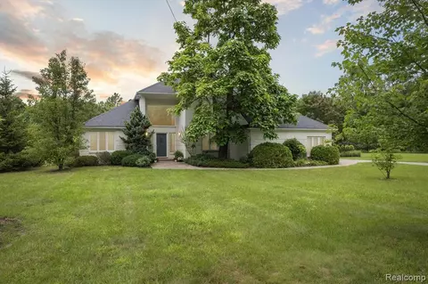 2140 Bass Lake Rd, Commerce Twp, MI 48382