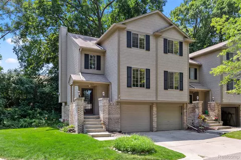 7093 Colonial Oaks Dr, Waterford, MI 48327