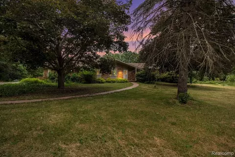 6700 Crofoot Rd, Howell, MI 48843
