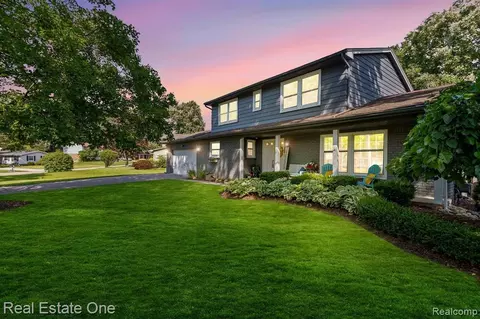 2569 Rambling Way, Bloomfield Hills, MI 48302