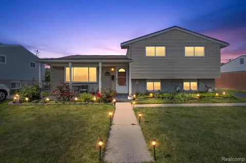 2535 Camel Dr, Sterling Heights, MI 48310