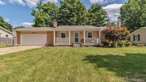 903 Brighton Lake Rd, Brighton, MI 48116