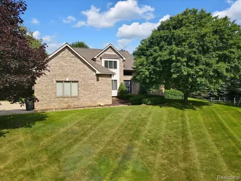 4685 Indianwood Ct, Clarkston, MI 48348