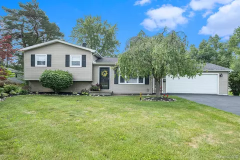 6260 Oriole Dr, Flint, MI 48506
