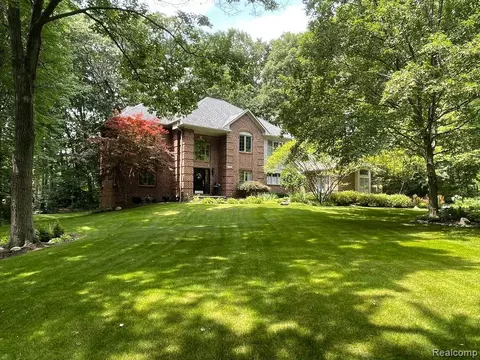 9017 Kelly Lake Dr, Clarkston, MI 48348
