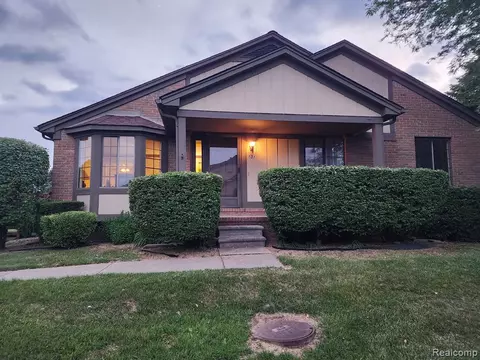 131 Meadow Lane Cir, Rochester Hills, MI 48307