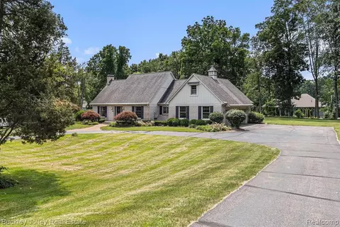 5518 Mountain Rd, Brighton, MI 48116
