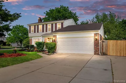47060 Willow Ln E, Macomb, MI 48044