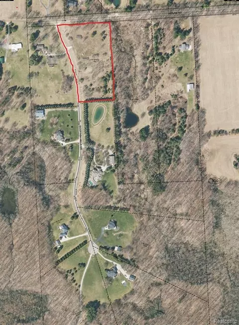 79922 Scottish Hills Dr, Almont, MI 48065