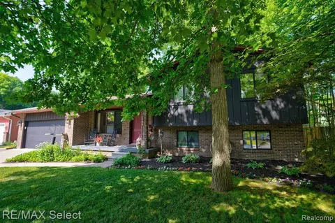5156 Woodstock Dr, Swartz Creek, MI 48473