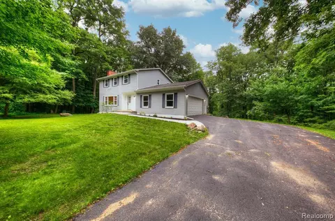 12720 Woodland Trl, Davisburg, MI 48350