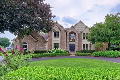 1736 Pondview Ln, Commerce Twp, MI 48382