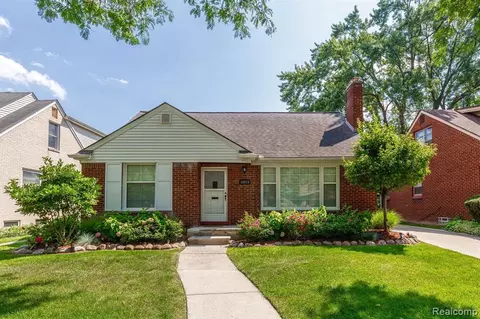 10515 Vernon Ave, Huntington Woods, MI 48070