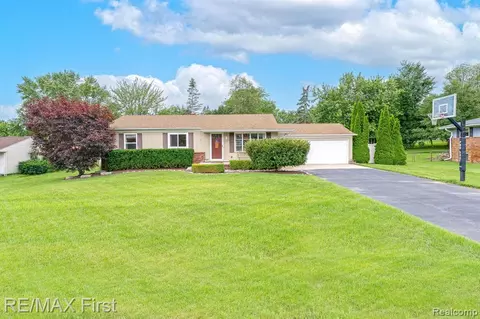 2564 Freeman Dr, Lake Orion, MI 48360