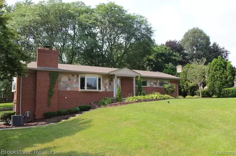 3051 Tina Marie Dr, Waterford, MI 48329