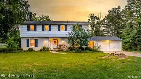 1924 Dawn Ridge Rd, Commerce Twp, MI 48390
