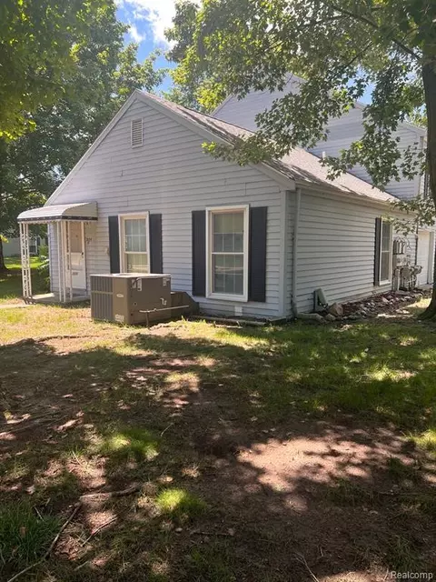 2135 Painted Post Dr, Flushing, MI 48433
