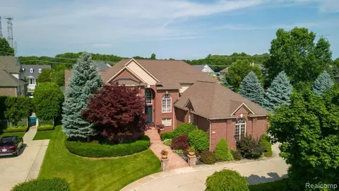 49427 Golden Lake Dr, Shelby Township, MI 48315