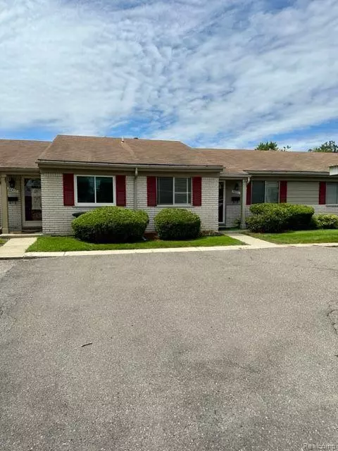 26421 Franklin Pointe Dr, Southfield, MI 48034