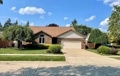 16580 N Pine Cone Dr N, Woodhaven, MI 48183