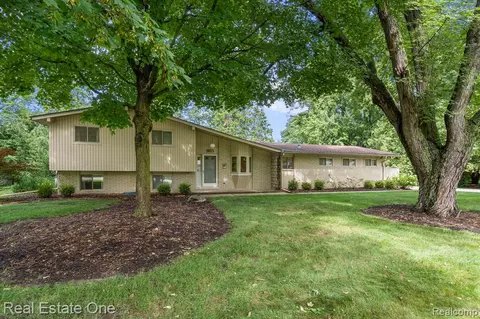 3871 Eastbourne Dr, Troy, MI 48084