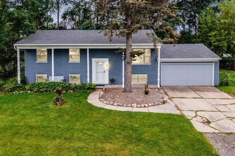 525 Wolverine Dr E, Wolverine Lake, MI 48390
