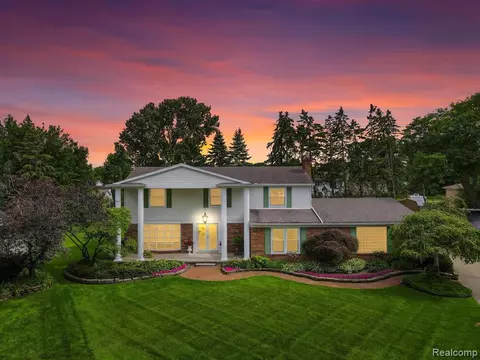 53900 Surfside Dr, Shelby Township, MI 48316