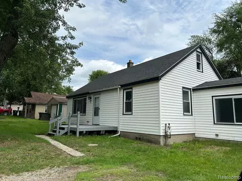 90 Mouton Dr, Lake Orion, MI 48362