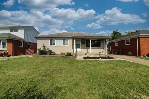 25394 Pattow St, Roseville, MI 48066