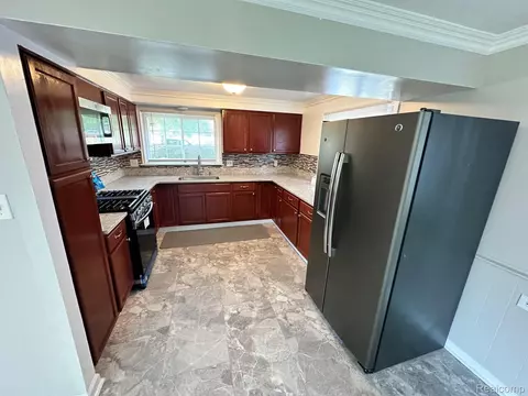 38451 Richland St, Livonia, MI 48150