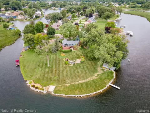 497 Beverly Island Dr, Waterford, MI 48328