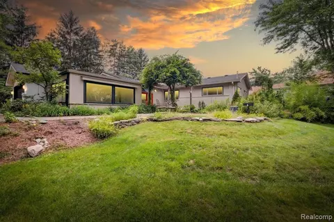 3665 Shallow Brook Dr, Bloomfield Hills, MI 48302