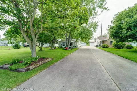 7960 River Rd, Cottrellville, MI 48039