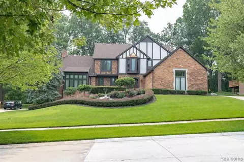 2361 Oak Ridge Dr, Troy, MI 48098