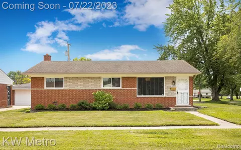 10731 N Oak Dr, Ferndale, MI 48220