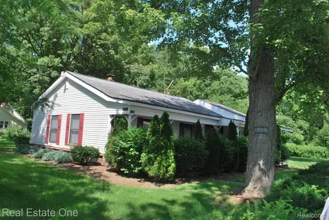 1586 Ridge Rd, Superior, MI 48198