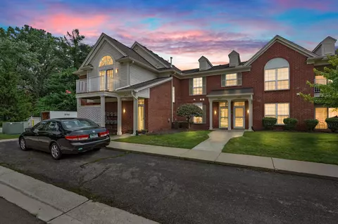 29643 Nottingham Cir, Livonia, MI 48152