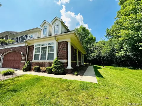 7118 Gateway Dr, West Bloomfield, MI 48322