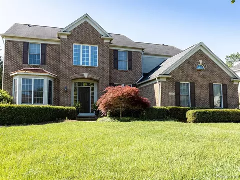 451 Hampton Woods Ln, Lake Orion, MI 48360