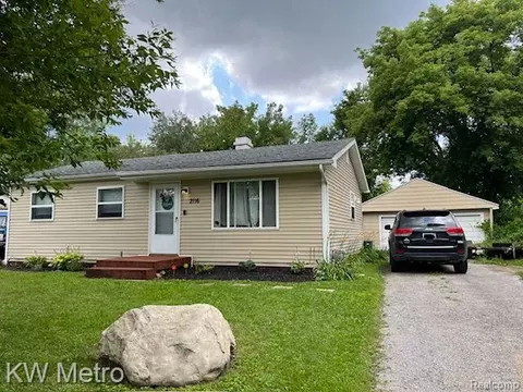 2116 Sandalwood Dr, Burton, MI 48519