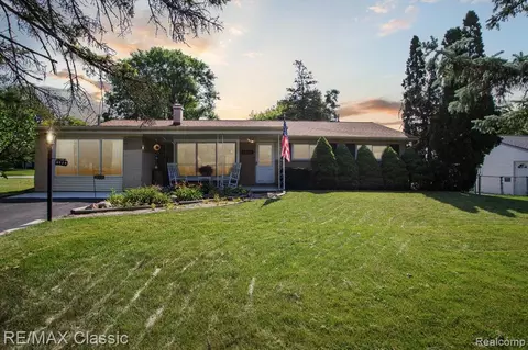 4920 Sundew St, Commerce Twp, MI 48382